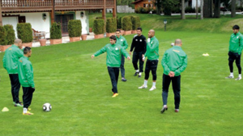أربعة ملاعب في خدمة الخضر وتدريبات في مجملها على العشب الاصطناعي