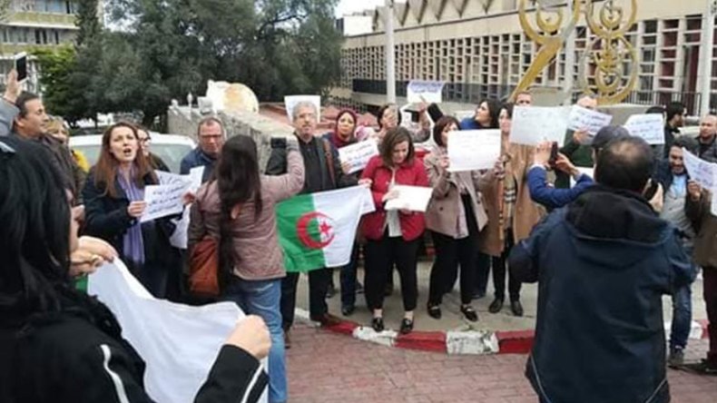صحفيو التلفزيون العمومي يحتجّون على سياسة “التعتيم”