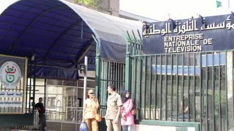 التلفزيون الجزائري يتهرب من التزامه مع فنانين عرب ويعتذر لهم بـ”أس أم أس”