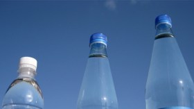 سماسرة المياه المعدنية يلهبون الأسعار والمصانع تتبرأ