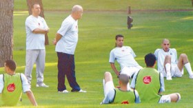 الخضر يتربصون على طريقة “الديكة”