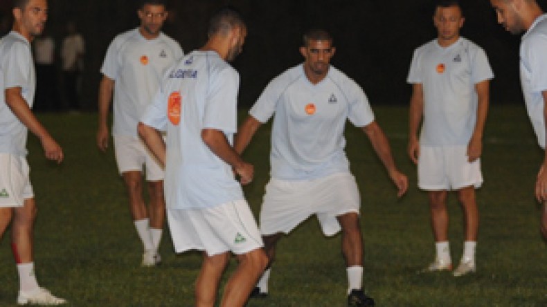 ساعة الحسم اقتربت والكرة في مرمى اللاعبين