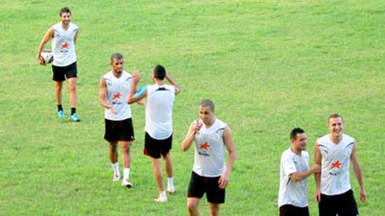 الخضر يتعرفون اليوم على منافسيهم والكاف قد تفصل في مصير الحارس شاوشي