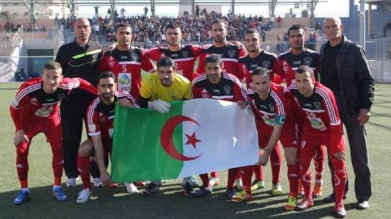 شباب الأمعري الفلسطيني يناصر “الخضر” بالعلم الجزائري