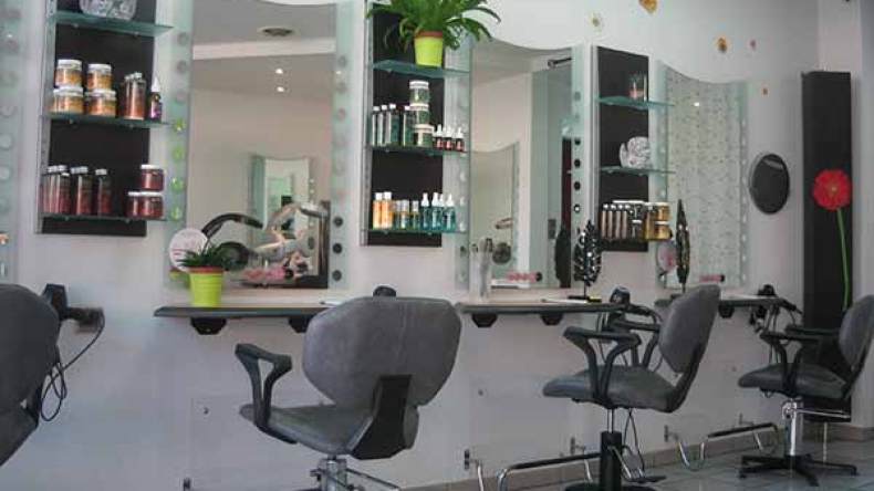 ممنوعات جديدة على قاعات الحلاقة والتجميل لمحاصرة العدوى القاتلة