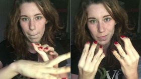 امرأة تثني أصابعها إلى الخلف