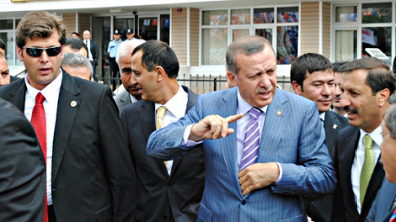 أردوغان يفصل 23 من حراسه الشخصيين على خلفية التنصت عليه