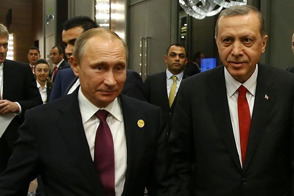 Erdogan en Russie pour relancer ses relations avec Poutine
