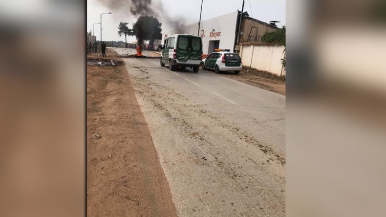 سكان حوش ميشال باسطاوالي يغلقون الطريق