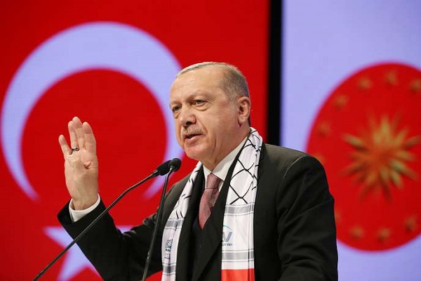 Erdogan appelle ses concitoyens à abandonner le dollar