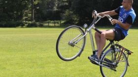 غيلاس يروّض الكرة..وأيضا الدراجة!