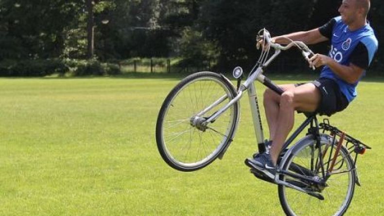 غيلاس يروّض الكرة..وأيضا الدراجة!