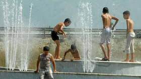 أطفال في غليزان يكتسحون “السّواقي” هربا من جحيم الحرّ