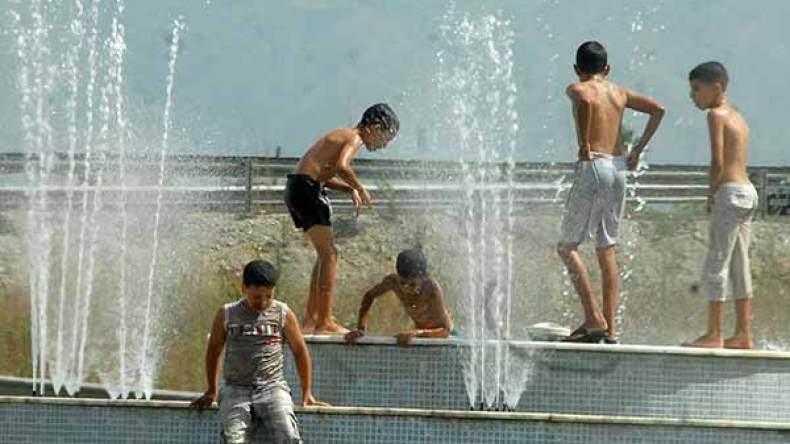 أطفال في غليزان يكتسحون “السّواقي” هربا من جحيم الحرّ