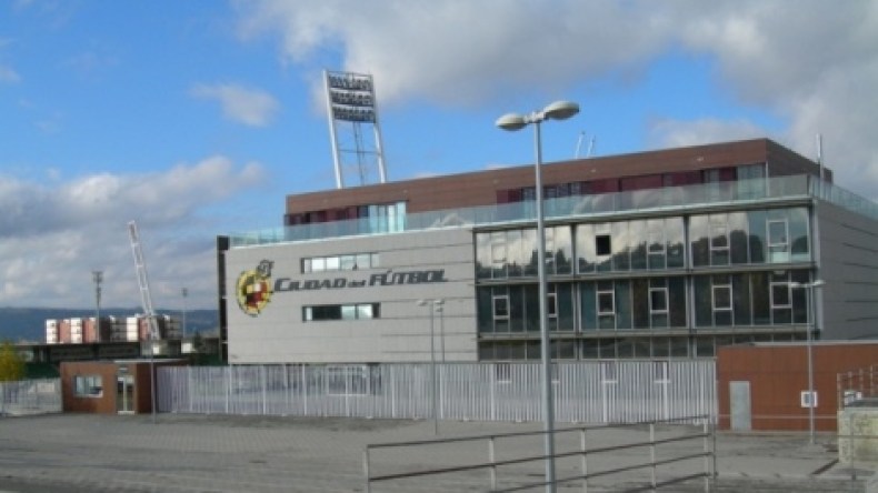 إتحاد الكرة الإسباني مهدّد بالعقوبة بسبب “قطعة أرض”