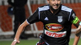 سرار‭ ‬يزور‭ ‬اللاعبين‭ ‬في‭ ‬التدريبات‮ ‬ويعدهم‭ ‬بفرج‭ ‬قريب