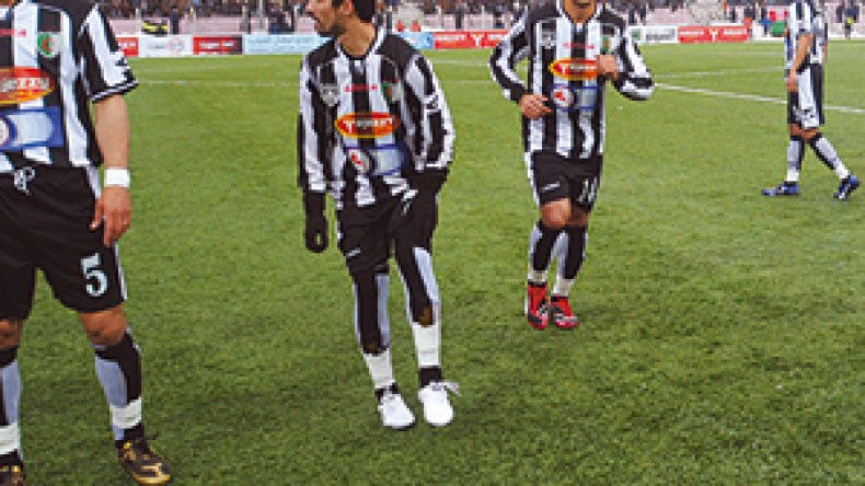 الوفاق يستعيد الريادة والكناري يفقد آمال اللقب