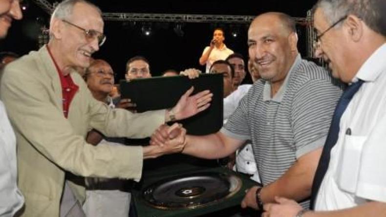 “النسر الأسود” يكافئ بدرع البطل