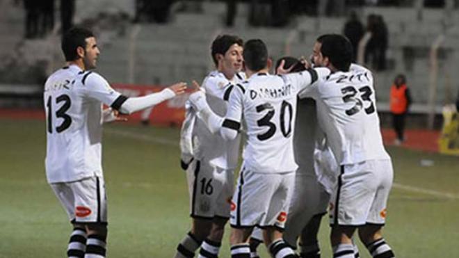 النسر الأسود بأربعة أجنحة