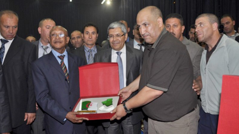 جيار يثني على السطايفية وحمار يصر على الاستقالة