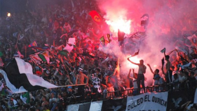 أنصار الوفاق غاضبون، حمار وفيلود في قفص الاتهام