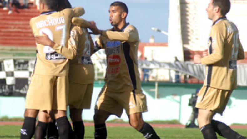 سعدان  يقود  سفرية  الوفاق  إلى  تونس  بذكريات  كأس  العرب