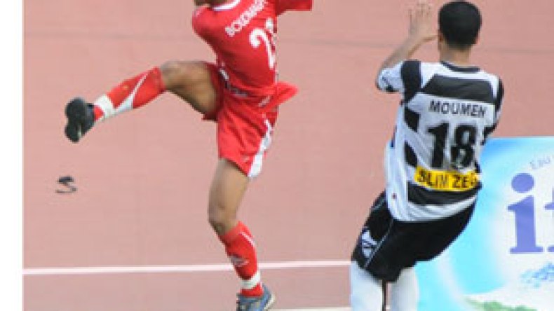 النسر‮ ‬الأسود‮ ‬يوقف‮ ‬زحف‮ ‬الشباب