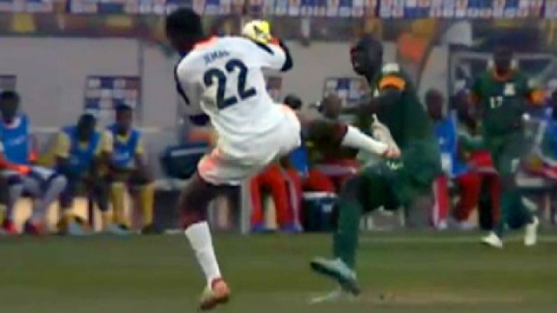 الكاف” تعاقب اتحاد الكرة الإثيوبي وحارس منتخبه الوطني