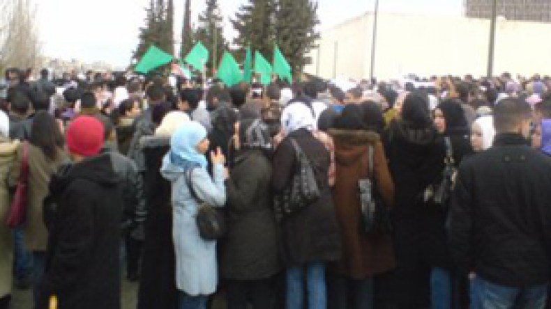 طلبة 25 جامعة ومدرسة عليا يعتصمون أمام رئاسة الجمهورية