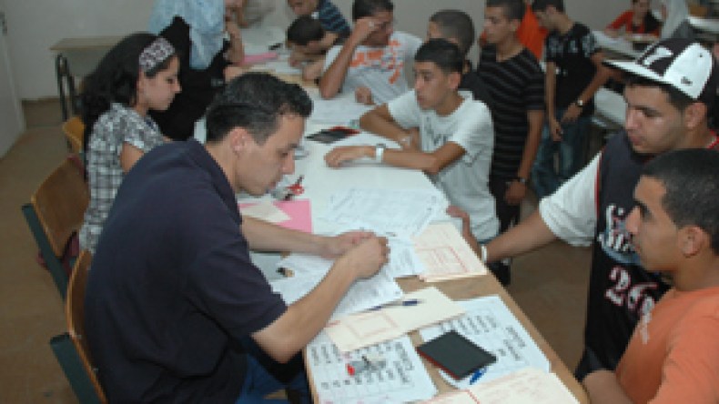 أولياء الطلبة الناجحين يغلقون أبواب الجامعات احتجاجا على عشوائية التوجيه