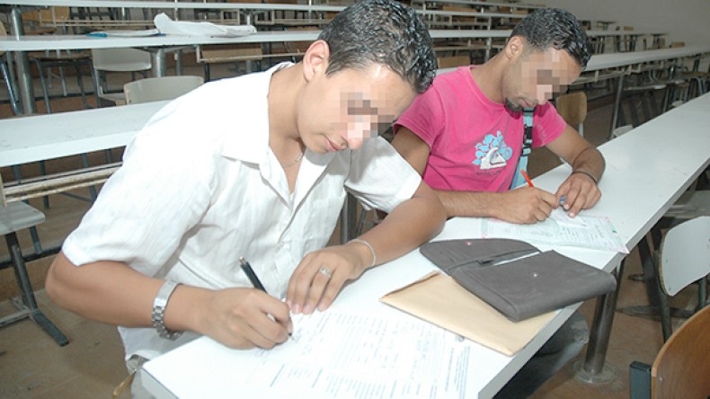أسئلة “عرّف” و”أذكر”.. تُرهق حراس الإمتحانات في الجامعات