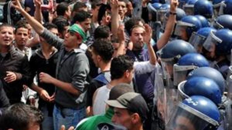 مسيرة لمئات الطلبة تتحول إلى تجمع أمام الجامعة المركزية