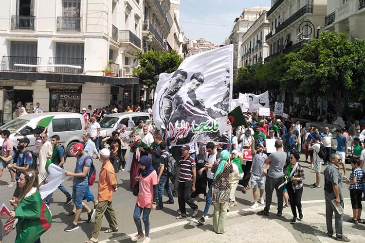 Les étudiants exigent le départ de Bensalah et Bedoui