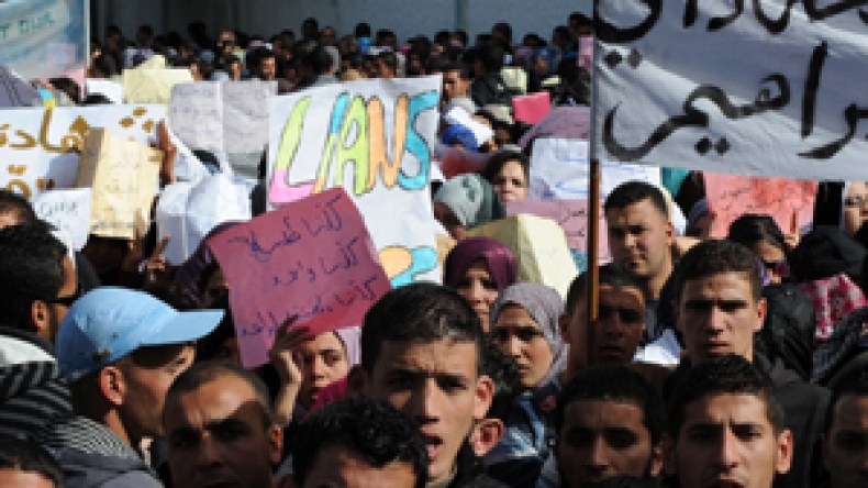 طلبة الجامعات والمدارس العليا في تجمعات لمواجهة شبح السنة البيضاء