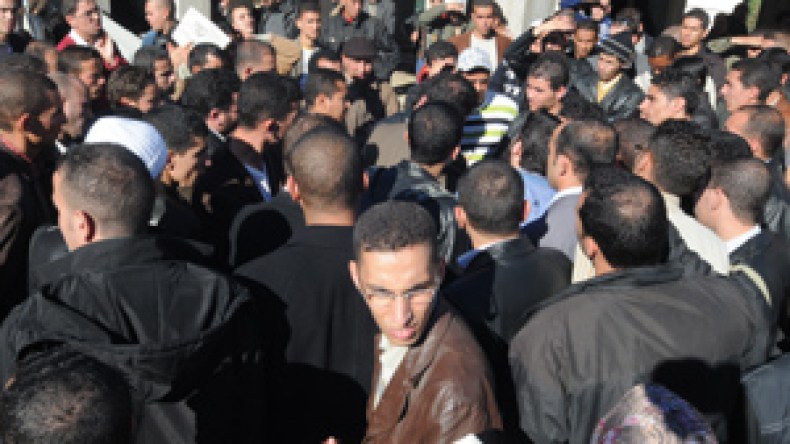 الطلبة المتخرجون يهددون بمقاطعة مسابقات الماجستير وخمسة آلاف طالب منعوا من التحويل