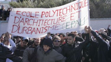 Alger :13 blindés des forces antiémeutes quadrillent une manifestation estudiantine et 28 000 étudiants paralysent  l' USTHB