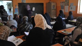 “طالبات” محو الأمية يتمردن على المعلمات