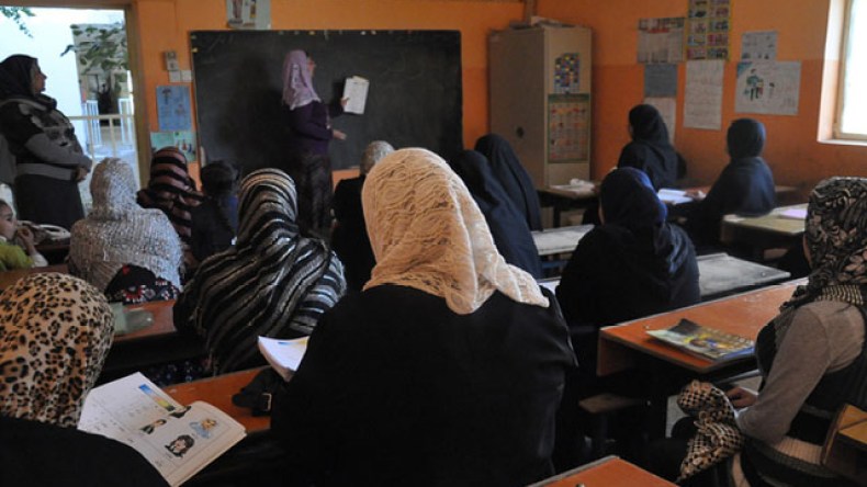 “طالبات” محو الأمية يتمردن على المعلمات