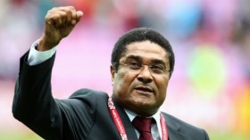 أسطورة الكرة البرتغالية “أوزيبيو” يغادر هذا العالم