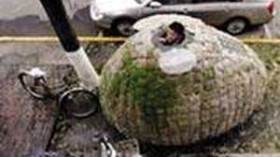 اضحكوا معنا ..صيني يسكن في بيضة بسبب ارتفاع أسعار العقارات