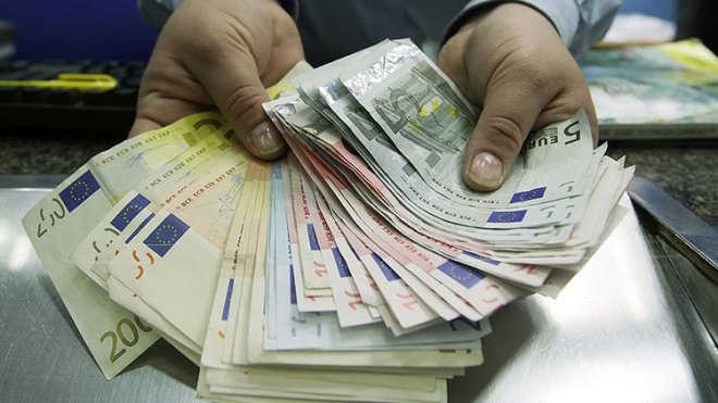 “الدوفيز” ينتعش والدينار يتراجع في السوق الموازية