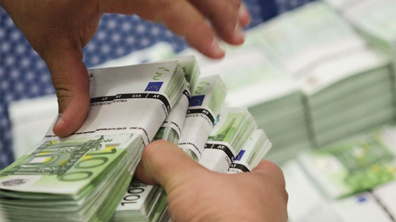 موظف بفندق حاول تهريب 15 ألف أورو بوثائق مزورة!