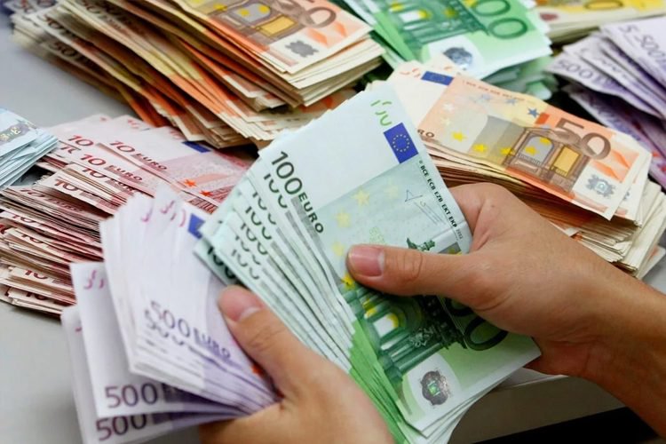 Cafe Waiter At Oran Airport Spearheads Hard Currency Smuggling Network