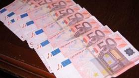 إطارات وموظفون ضمن عصابة لتزوير العملة وتسويق الأسلحة