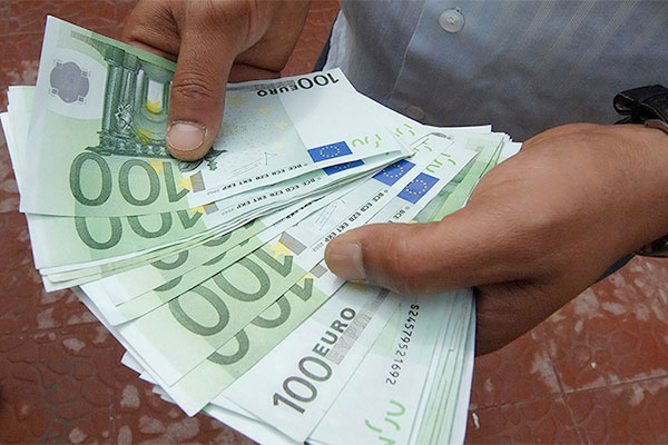 Euro Currency Collapses In Algiers Square Market Because Of Importers