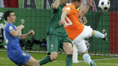 Netherlands Stuns Italy 3-0; France, Romania Draw at Euro 2008
