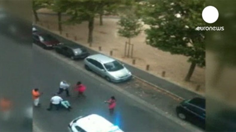بالفيديو..الشرطة الفرنسية تعتدي على امرأة بوحشية