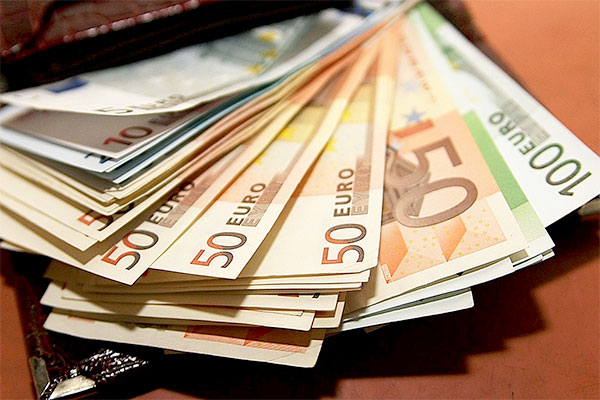 Algerian Immigrants To Carry 10.000 Euros, Benefit From Housing Projects, MP Belmedah Says