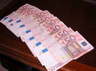 A gang of forgers set up a virtual bank to smuggle fake bills