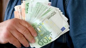 الدبلوماسية الجزائرية تطرق أبواب 25 دولة بحثا عن الأورو والدولار!